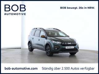 Schräge Frontansicht auf einen Dacia Jogger , freigestellt