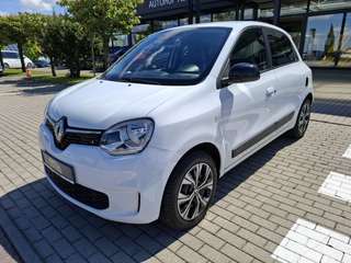 Schräge Frontansicht auf einen Renault Twingo , freigestellt
