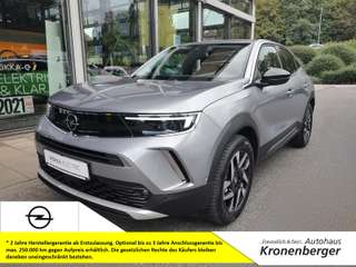 Schräge Frontansicht auf einen Opel Mokka Electric , freigestellt