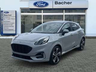 Schräge Frontansicht auf einen Ford Puma , freigestellt