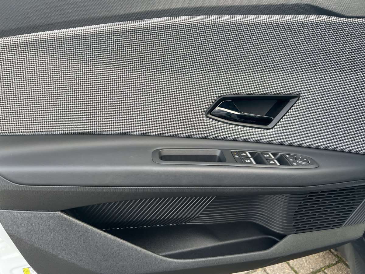 Fahrzeugbild eines Renault 4 E-TECH