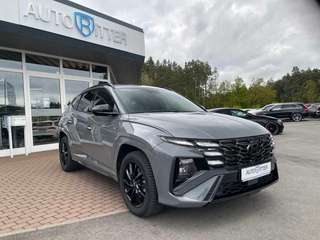 Schräge Frontansicht auf einen Hyundai Tucson , freigestellt