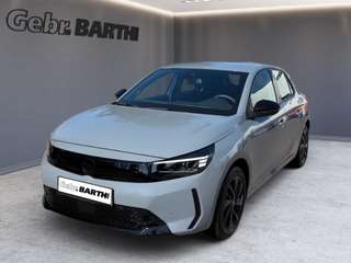 Schräge Frontansicht auf einen Opel Corsa , freigestellt