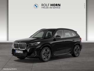 Schräge Frontansicht auf einen BMW X1 , freigestellt