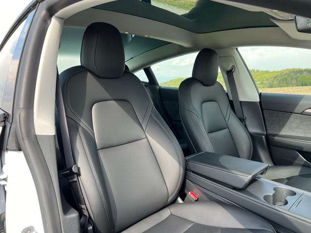 Fahrzeugbild eines TESLA Model 3