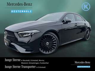 Schräge Frontansicht auf einen Mercedes-Benz A-Klasse , freigestellt