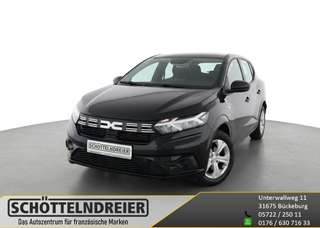 Schräge Frontansicht auf einen Dacia Sandero , freigestellt