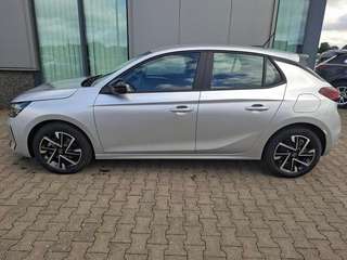 Schräge Frontansicht auf einen Opel Corsa , freigestellt