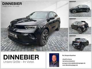 Schräge Frontansicht auf einen Opel Mokka , freigestellt