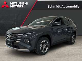Schräge Frontansicht auf einen Hyundai Tucson , freigestellt