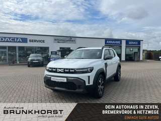 Schräge Frontansicht auf einen Dacia Duster , freigestellt