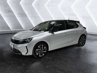 Schräge Frontansicht auf einen Opel Corsa , freigestellt