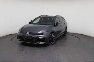 Schräge Frontansicht auf einen Volkswagen Golf , freigestellt