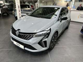 Schräge Frontansicht auf einen Renault Clio , freigestellt