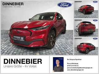 Schräge Frontansicht auf einen Ford Mustang Mach-E , freigestellt