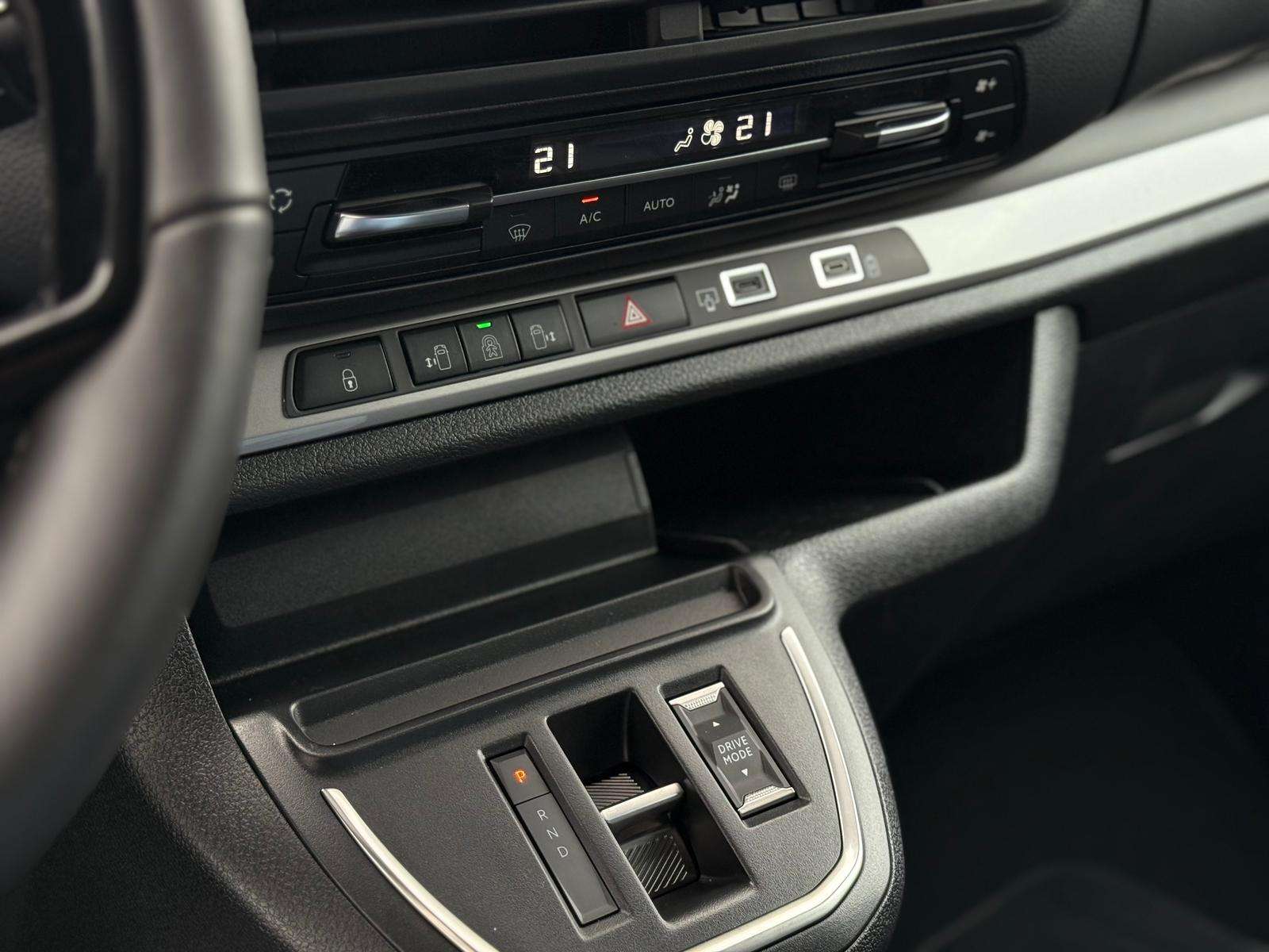 Fahrzeugbild eines Peugeot Traveller