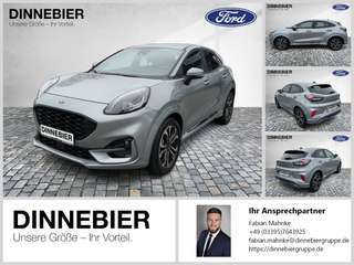 Schräge Frontansicht auf einen Ford Puma , freigestellt