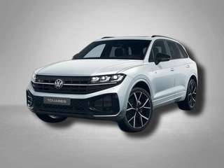 Schräge Frontansicht auf einen Volkswagen Touareg , freigestellt