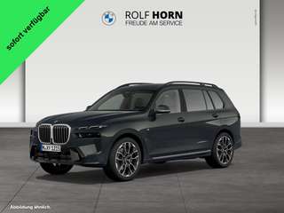 Schräge Frontansicht auf einen BMW X7 , freigestellt