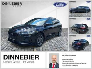 Schräge Frontansicht auf einen Ford Focus , freigestellt