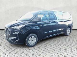 Schräge Frontansicht auf einen Ford Transit Custom , freigestellt