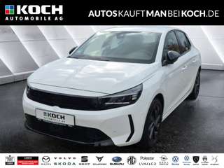 Schräge Frontansicht auf einen Opel Corsa , freigestellt