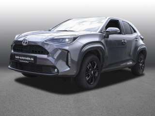 Schräge Frontansicht auf einen Toyota Yaris Cross , freigestellt
