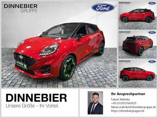 Schräge Frontansicht auf einen Ford Puma , freigestellt