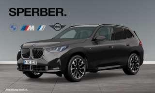 Schräge Frontansicht auf einen BMW X3 , freigestellt