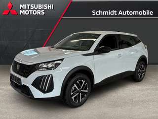 Schräge Frontansicht auf einen Peugeot 2008 , freigestellt