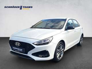 Schräge Frontansicht auf einen Hyundai i30 , freigestellt