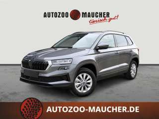 Schräge Frontansicht auf einen Skoda Karoq , freigestellt