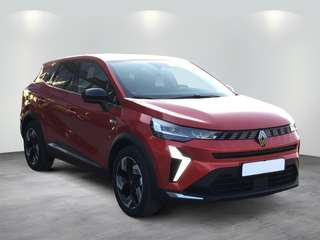 Schräge Frontansicht auf einen Renault Symbioz , freigestellt