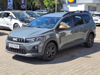 Schräge Frontansicht auf einen Dacia Jogger , freigestellt