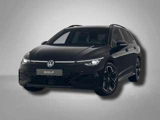 Schräge Frontansicht auf einen Volkswagen Golf , freigestellt