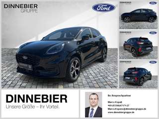 Schräge Frontansicht auf einen Ford Puma , freigestellt