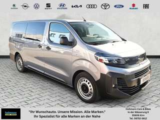 Schräge Frontansicht auf einen Opel Vivaro , freigestellt