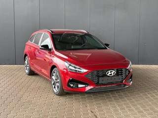 Schräge Frontansicht auf einen Hyundai i30 , freigestellt