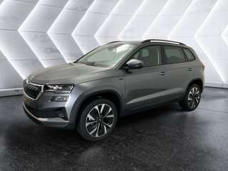Schräge Frontansicht auf einen Skoda Karoq , freigestellt