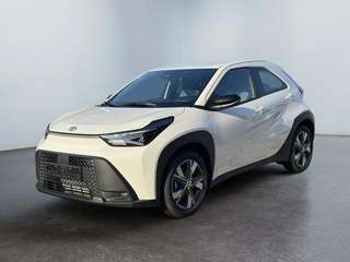Schräge Frontansicht auf einen Toyota AYGO , freigestellt