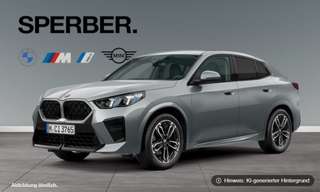 Schräge Frontansicht auf einen BMW X2 , freigestellt