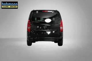 Schräge Frontansicht auf einen Opel Combo Life , freigestellt