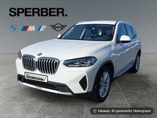 Schräge Frontansicht auf einen BMW X3 , freigestellt