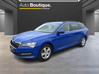 Schräge Frontansicht auf einen Skoda Superb , freigestellt