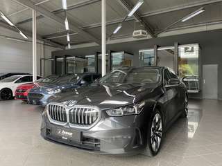 Schräge Frontansicht auf einen BMW 5er-Reihe , freigestellt