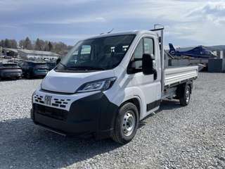 Schräge Frontansicht auf einen Fiat Ducato , freigestellt