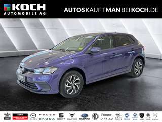 Schräge Frontansicht auf einen Volkswagen Polo , freigestellt