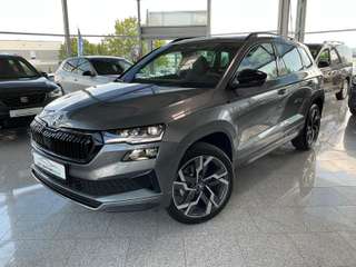 Schräge Frontansicht auf einen Skoda Karoq , freigestellt