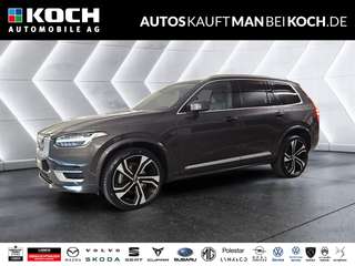 Schräge Frontansicht auf einen Volvo XC90 , freigestellt