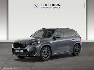 Schräge Frontansicht auf einen BMW X1 , freigestellt